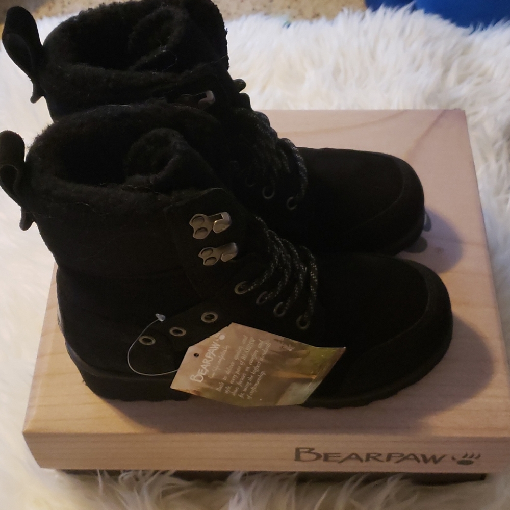NWT Bearpaw boots